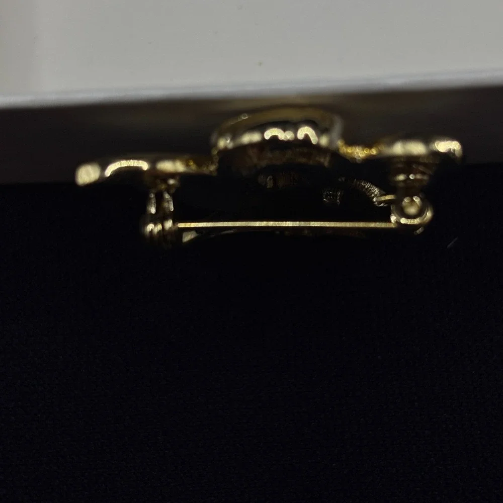 Villager‎ Gold Angel Holding Heart Cubic Zirconia stones Brooch PIn